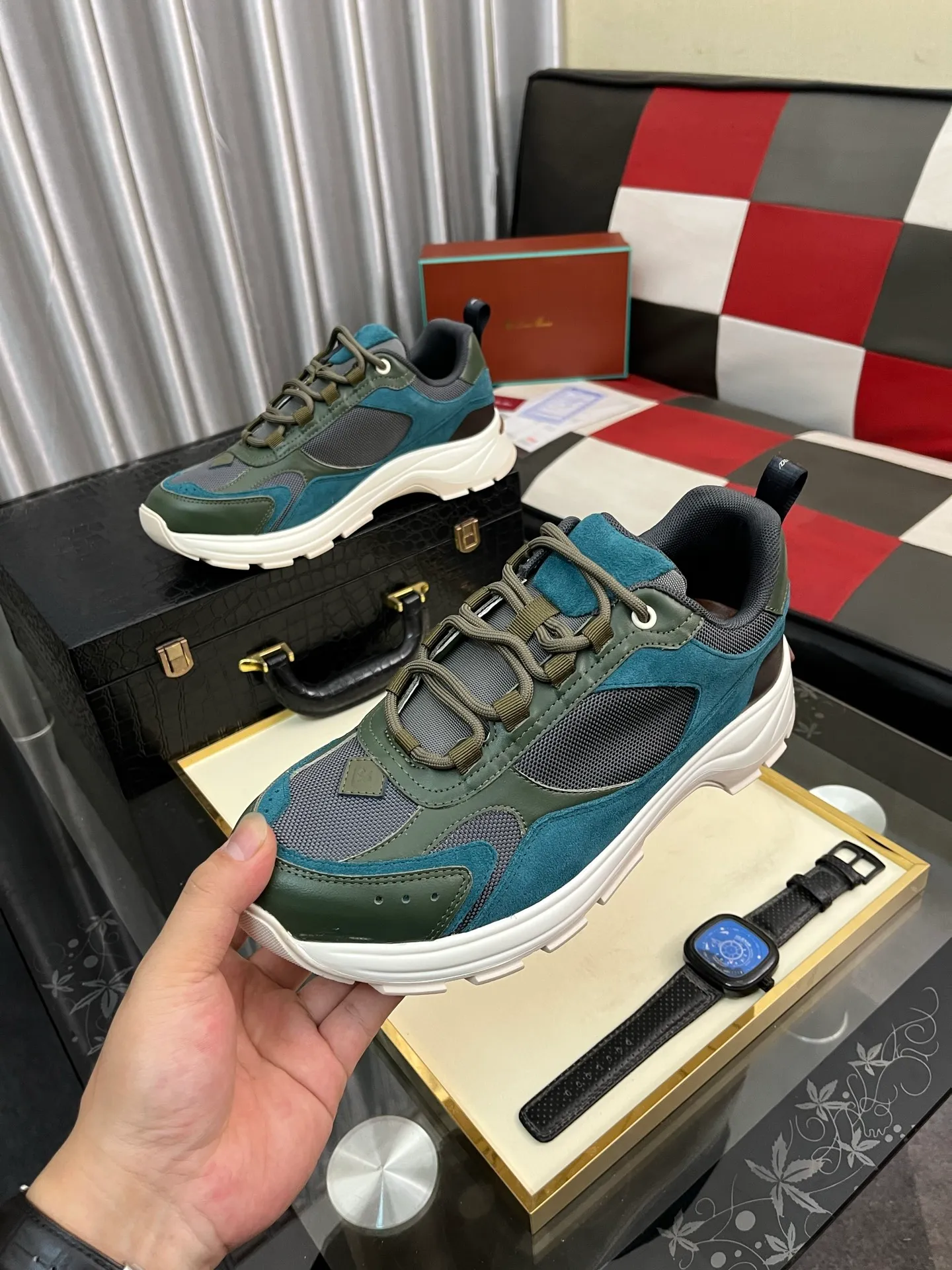 Men's shoes 💰520 ⌚️⌚️ Loro Piana's classic popular lp top version of Pili casual shoes. It turns out that these are the casual shoes that are said to be able to walk 20,000 steps without tiring your feet. This pair has both good looks and feel. You will be completely lost as soon as you step on it ~ The minimalist design is eye-catching and durable, and it is a bonus for dressing. The soft feeling on the feet has outstanding texture, and it is very nice without abrasion on the feet. The soft and waxy soles make it easy to wear for daily use for a long time. Who can resist a pair of versatile and good-looking loafers? Don't be too elegant at all, the feel and texture of the feet are good, the key is to make the legs look longer and not tire the feet, the main thing is that it is just right!        Material: Original cowhide Lining: Original sheepskin Outsole: Original sole Size: 38-44